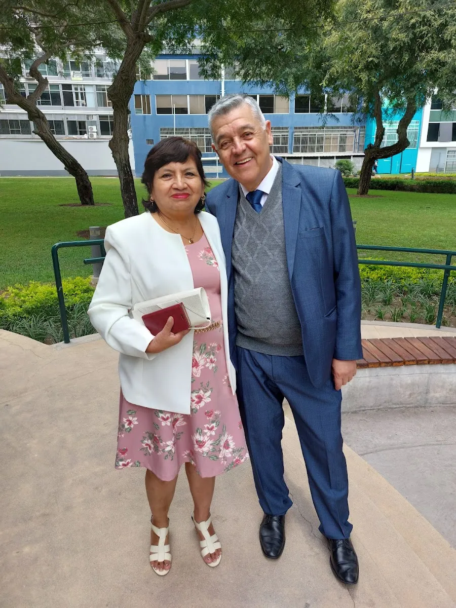 Claudia y Juan comparten un día especial, vestidos elegantemente