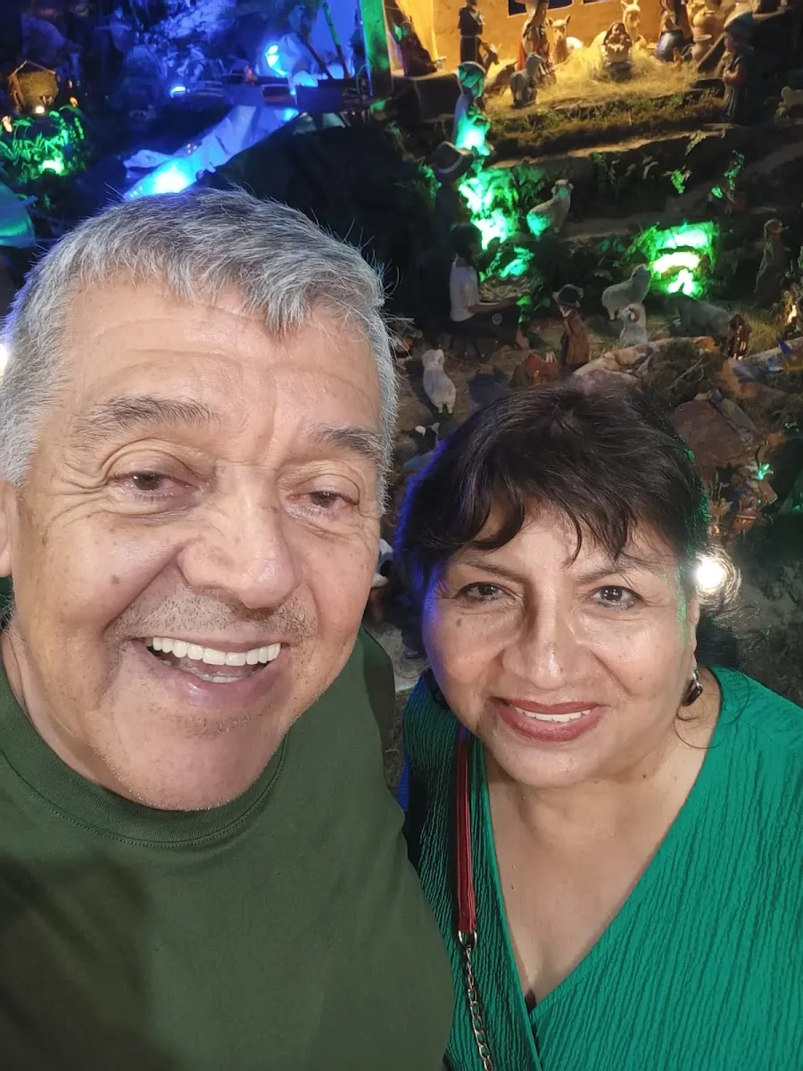 Claudia y Juan se toman una foto juntos durante un paseo