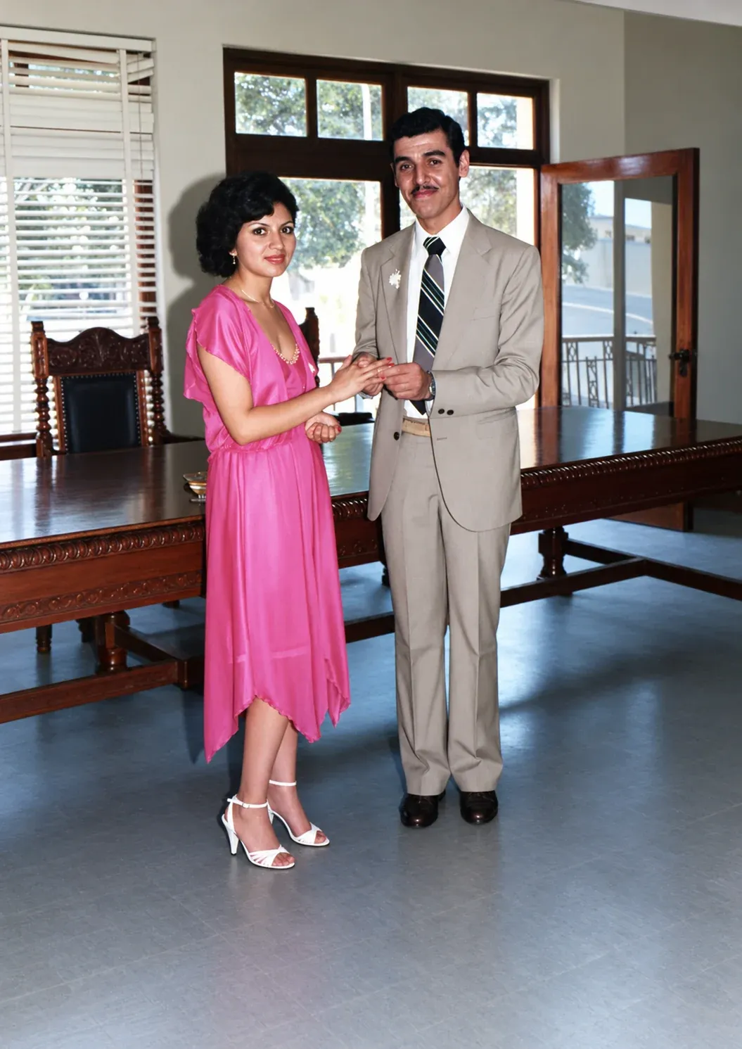 Claudia y Juan, vestidos para su boda civil, posan juntos