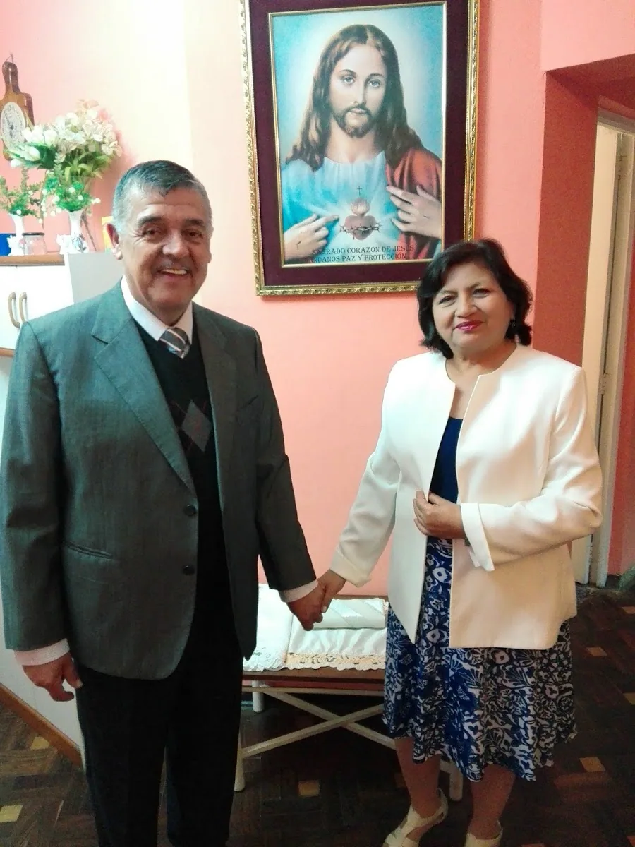 Claudia y Juan de la mano, vestidos elegantemente