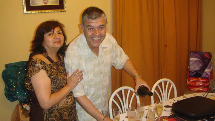 Mamá y papá comparten una celebración en familia