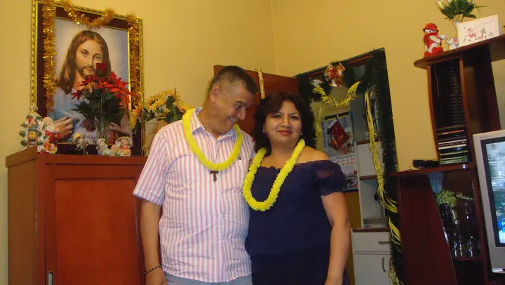 Mamá y papá se abrazan durante una celebración