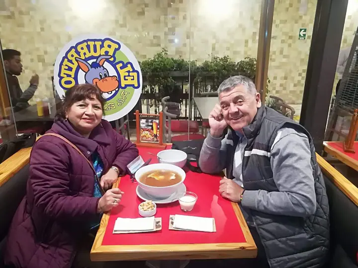 Mamá y papá comparten una comida