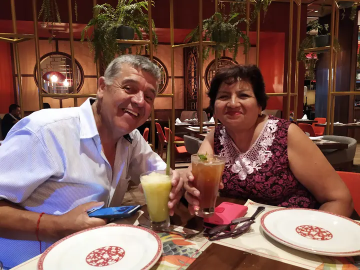 Mamá y papá brindan durante una comida